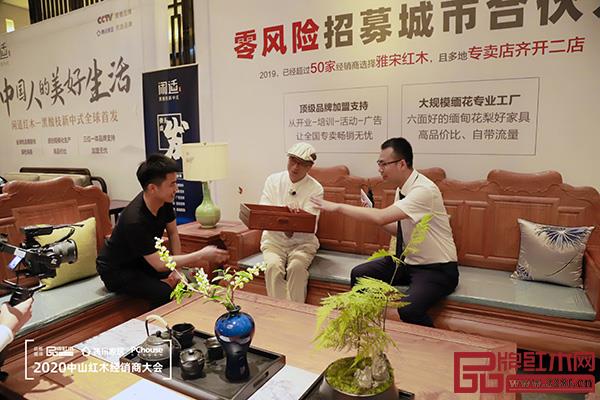 國(guó)務(wù)院特殊津貼專家、清華大學(xué)家具設(shè)計(jì)高研班講座教授、意大利米蘭多莫斯設(shè)計(jì)學(xué)院訪問學(xué)者、當(dāng)代中式美學(xué)生活方式研究學(xué)者彭亮（中）從美學(xué)角度為觀眾介紹雅宋產(chǎn)品