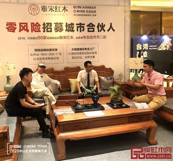 全聯(lián)藝術(shù)紅木家具專業(yè)委員會(huì)執(zhí)行會(huì)長(zhǎng)、紅木資深媒體人、騰訊家居紅木、品牌紅木總編林偉華（右）在直播中講述雅宋紅木的品牌優(yōu)勢(shì)