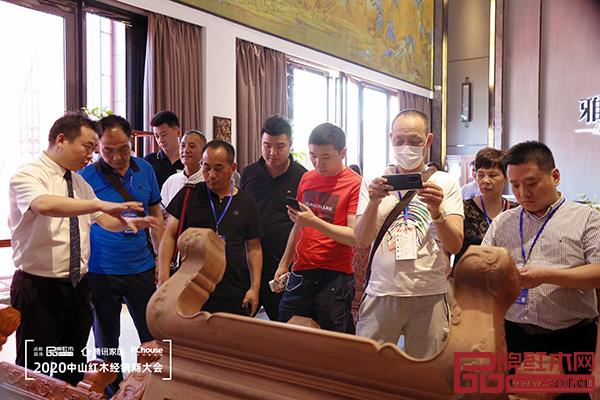 經(jīng)銷商們走進(jìn)雅宋紅木展廳，零距離感受雅宋紅木“六面好”的精品工藝