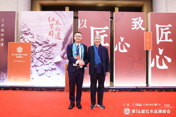 全聯(lián)藝術(shù)紅木家具專業(yè)委員會專家顧問、故宮博物院文?？萍疾吭魅尾莒o樓，雅宋紅木總經(jīng)理竇琦柳合影